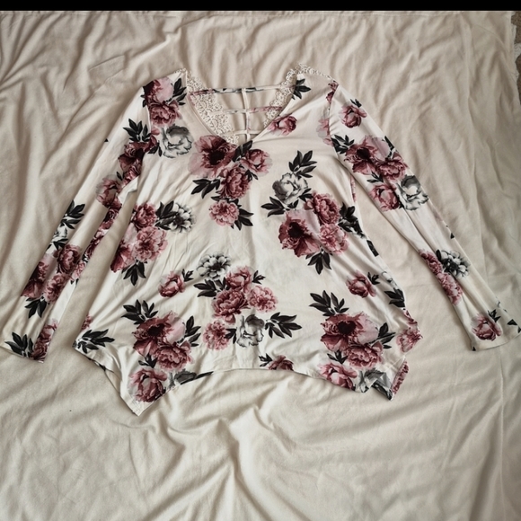 3/$25⭐Long sleeve detailed back floral top - Picture 3 of 6
